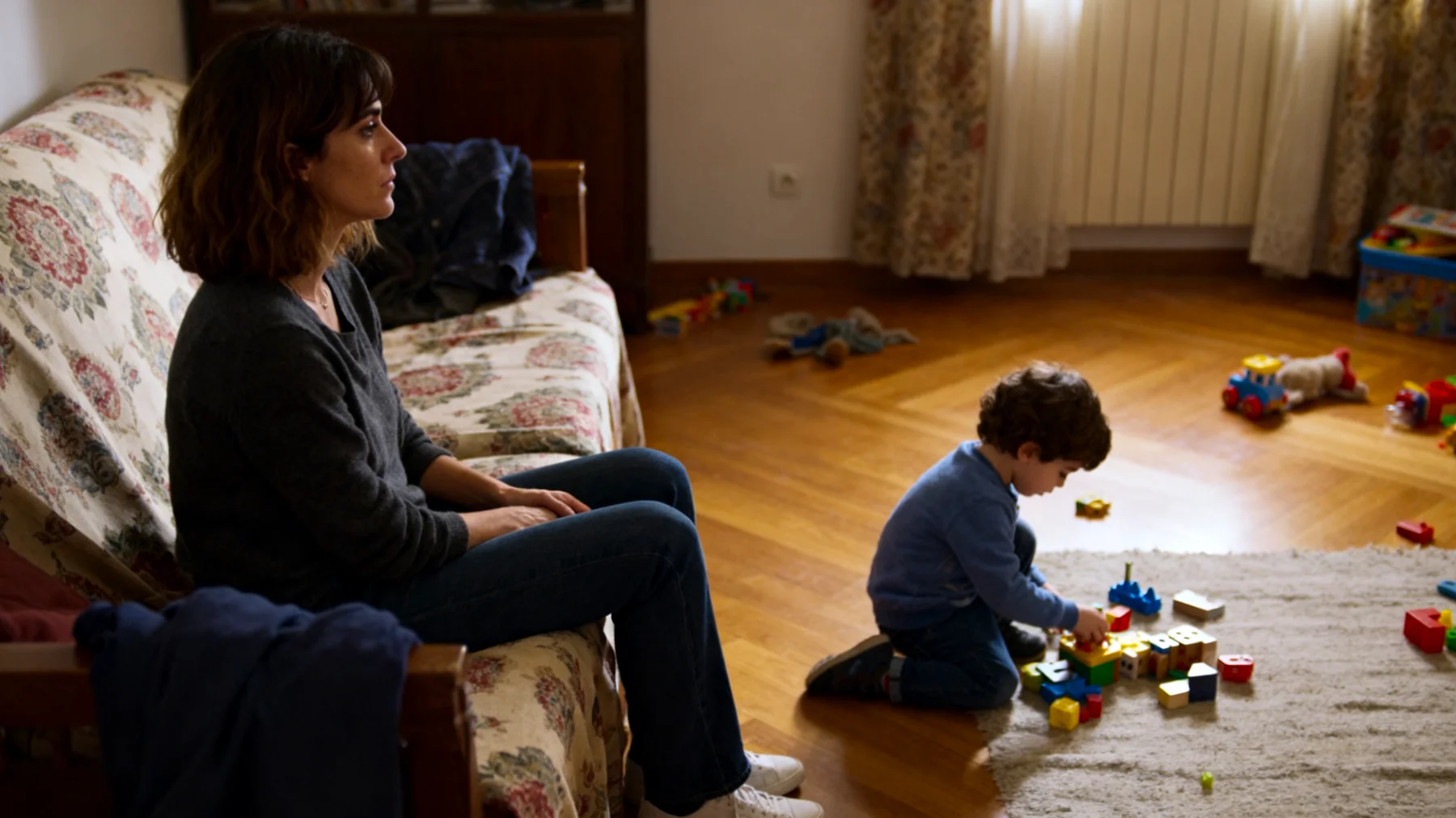 La mamma percepisce che il suo bambino sembra non aver bisogno di lei: gioca da solo, non cerca conforto quando si fa male, non la chiama e non mostra interesse per la sua presenza. Questo distacco emotivo la lascia confusa e ferita, chiedendosi se stia sbagliando qualcosa o se il legame affettivo si stia allentando."